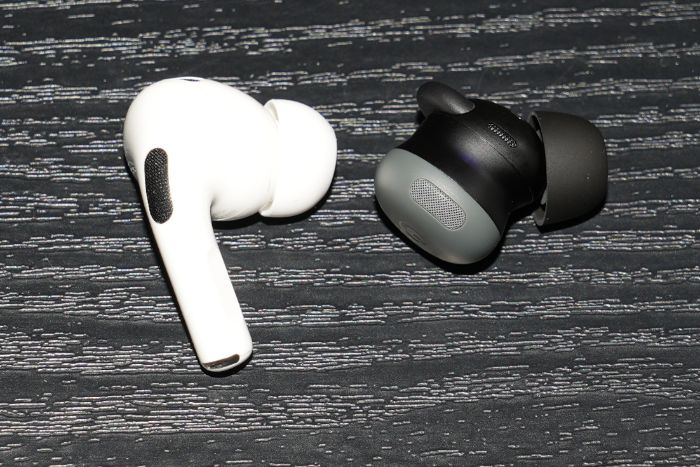 Pixel Buds Pro2とAir Pods Pro2本体の裏側を比較